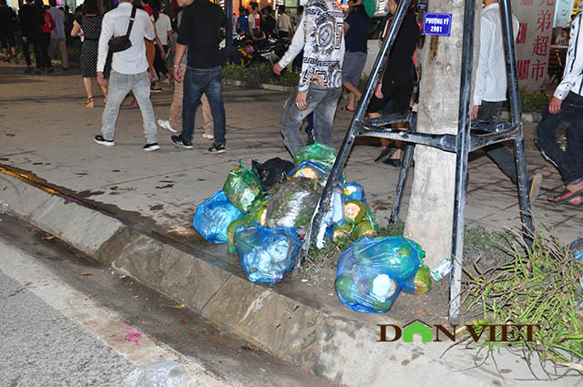 Hạ Long ngập rác sau đêm hội Carnaval